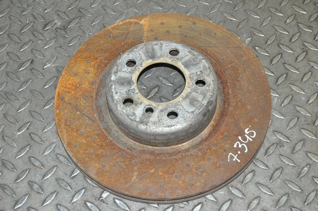 Aizmugurējais bremžu disks – kreisā