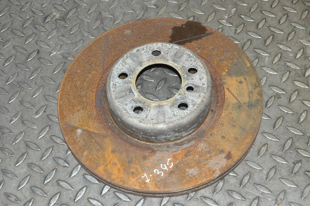 Aizmugurējais bremžu disks – labā