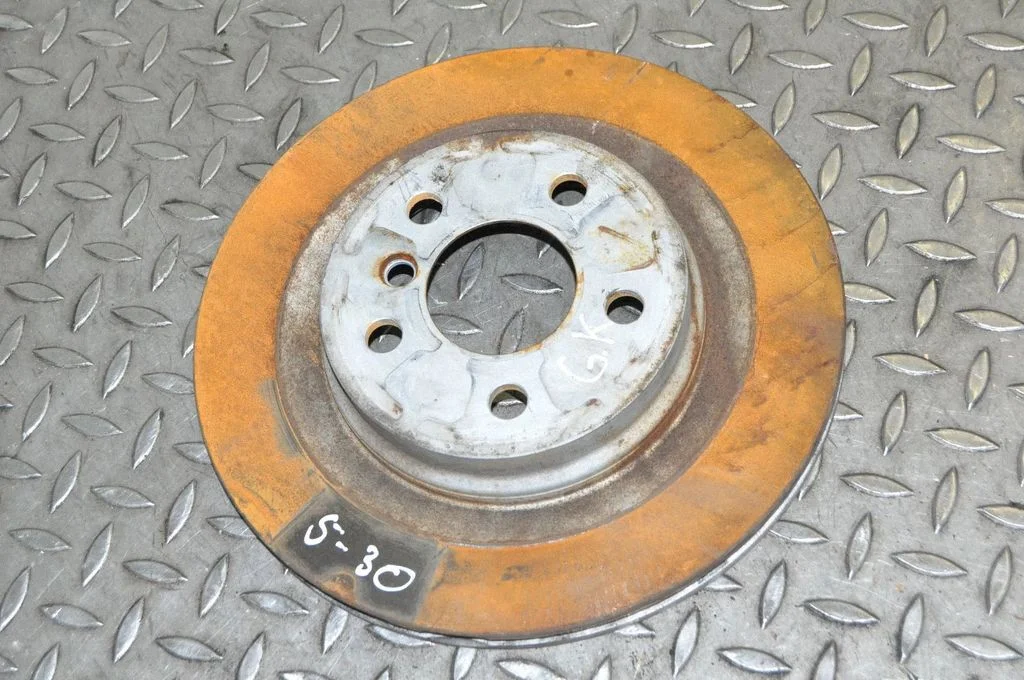 Aizmugurējais bremžu disks – kreisā