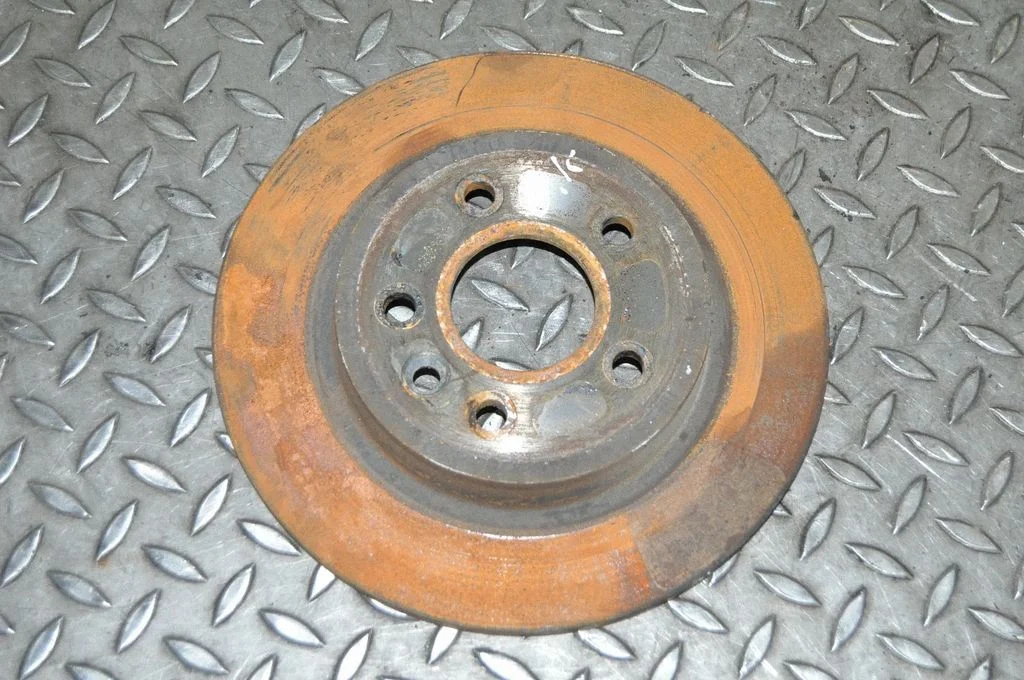 Aizmugurējais bremžu disks – labā