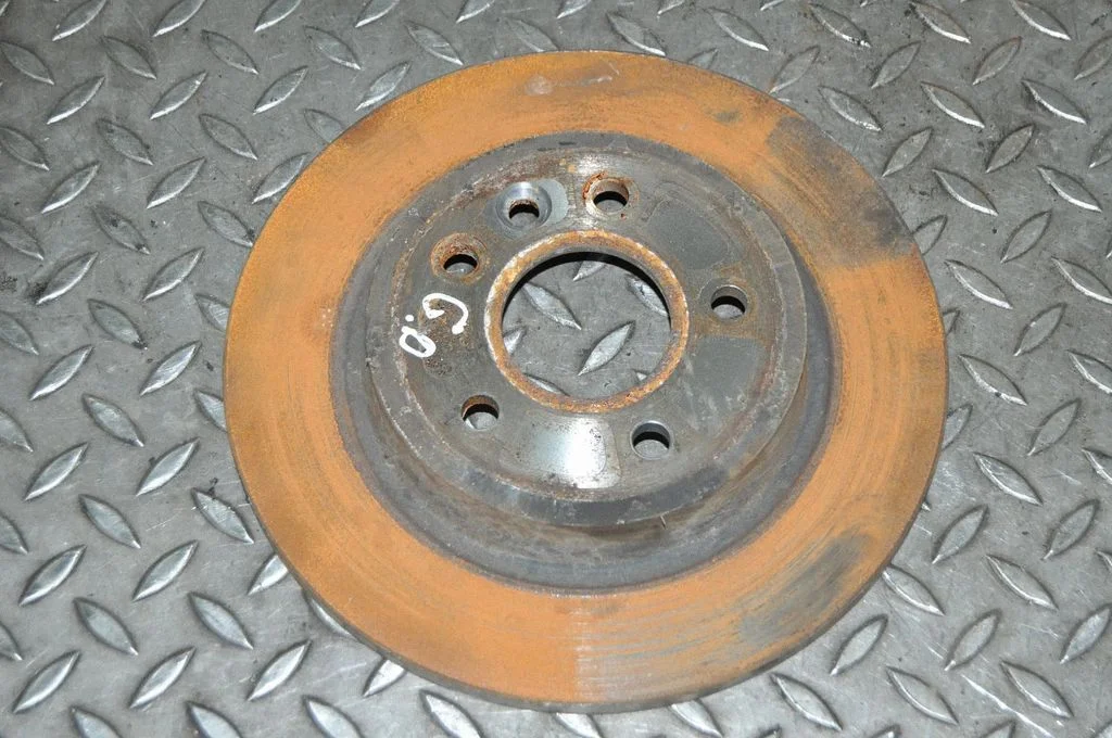 Aizmugurējais bremžu disks – kreisā