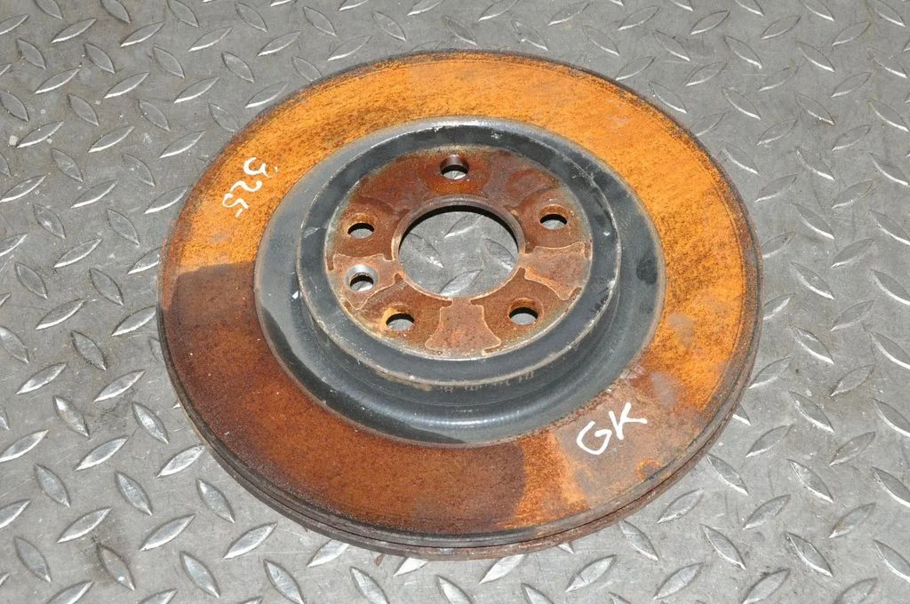 Aizmugurējais bremžu disks – kreisā