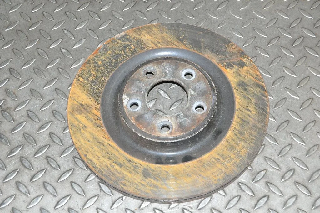 Aizmugurējais bremžu disks – kreisā