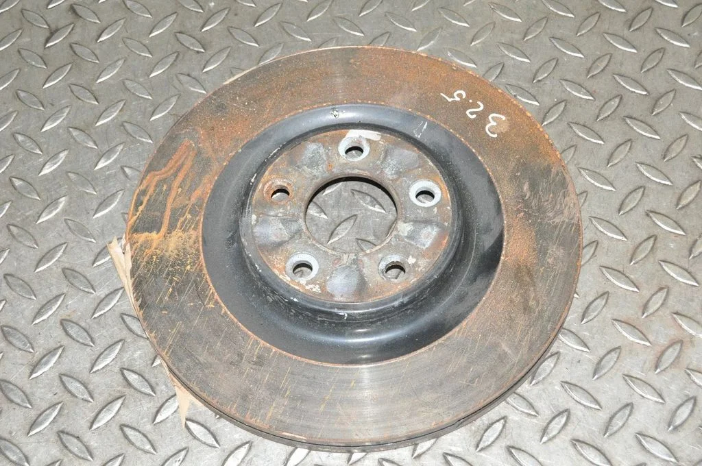Aizmugurējais bremžu disks – labā