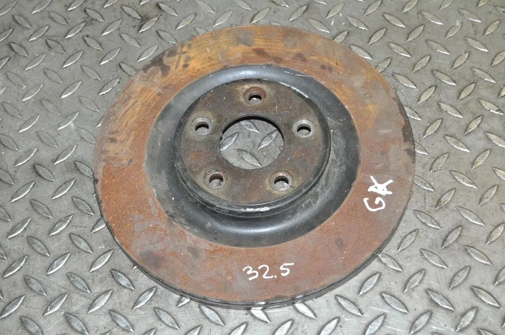 Aizmugurējais bremžu disks – kreisā