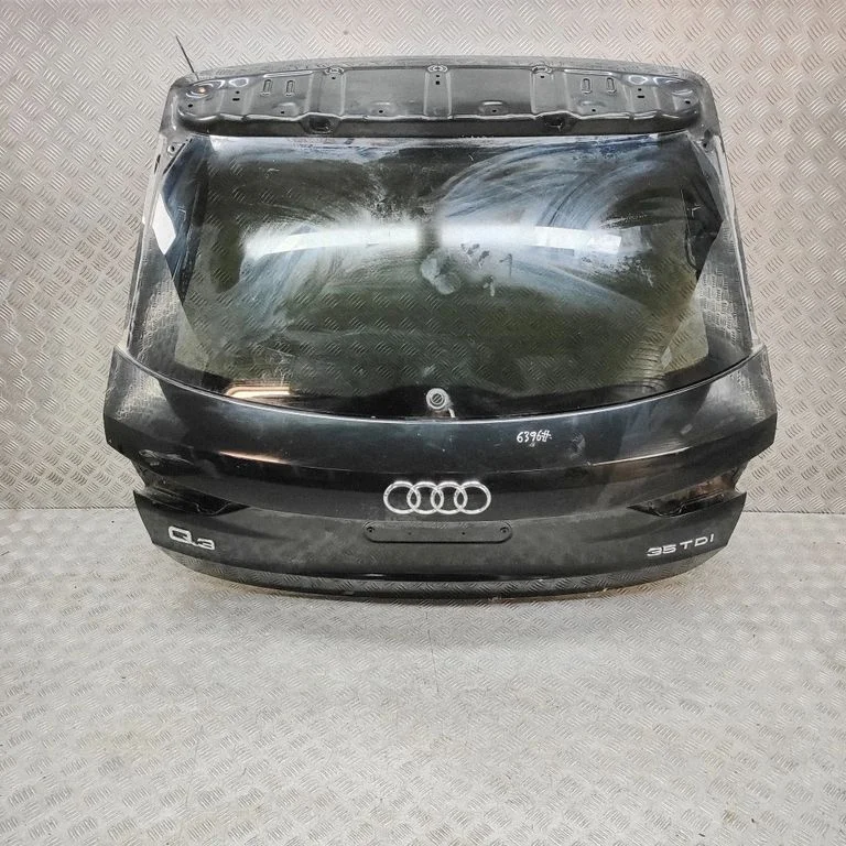 Aizmugurējais vāks (bagāžnieka) 83A827025A