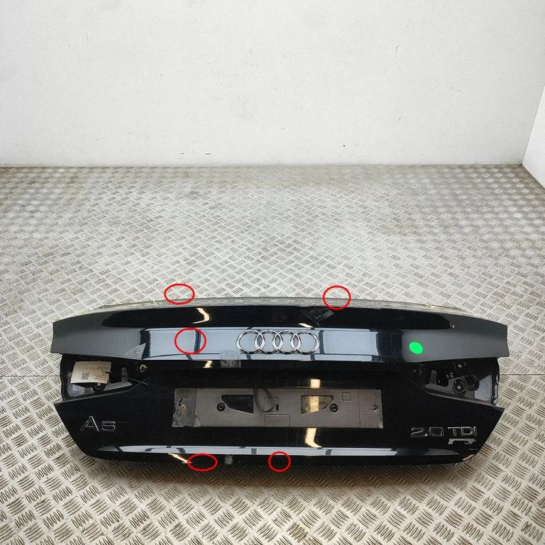 Aizmugurējais vāks (bagāžnieka) 8W6827025C