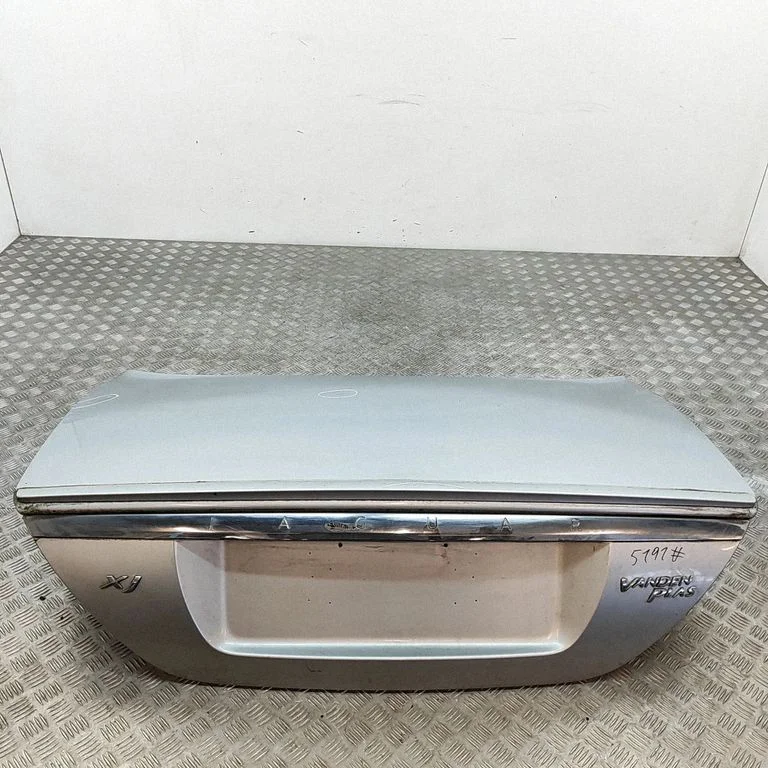 Aizmugurējais vāks (bagāžnieka) 7W93F40110AD