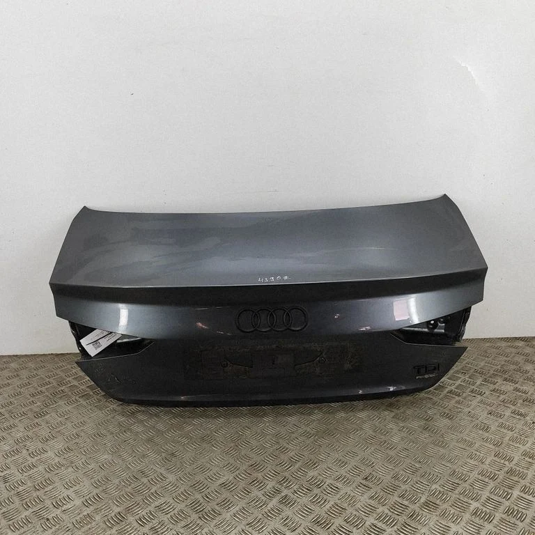Aizmugurējais vāks (bagāžnieka) 8W6827025C