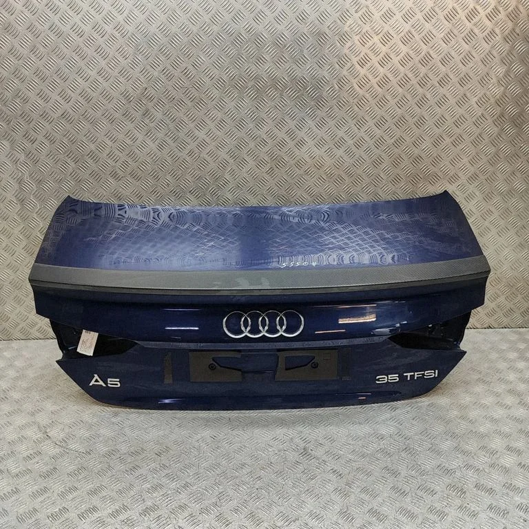 Aizmugurējais vāks (bagāžnieka) 8W6827025E