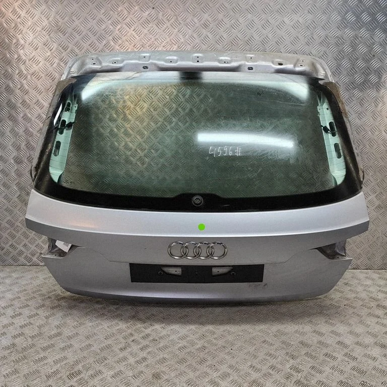 Aizmugurējais vāks (bagāžnieka) 8W9827025