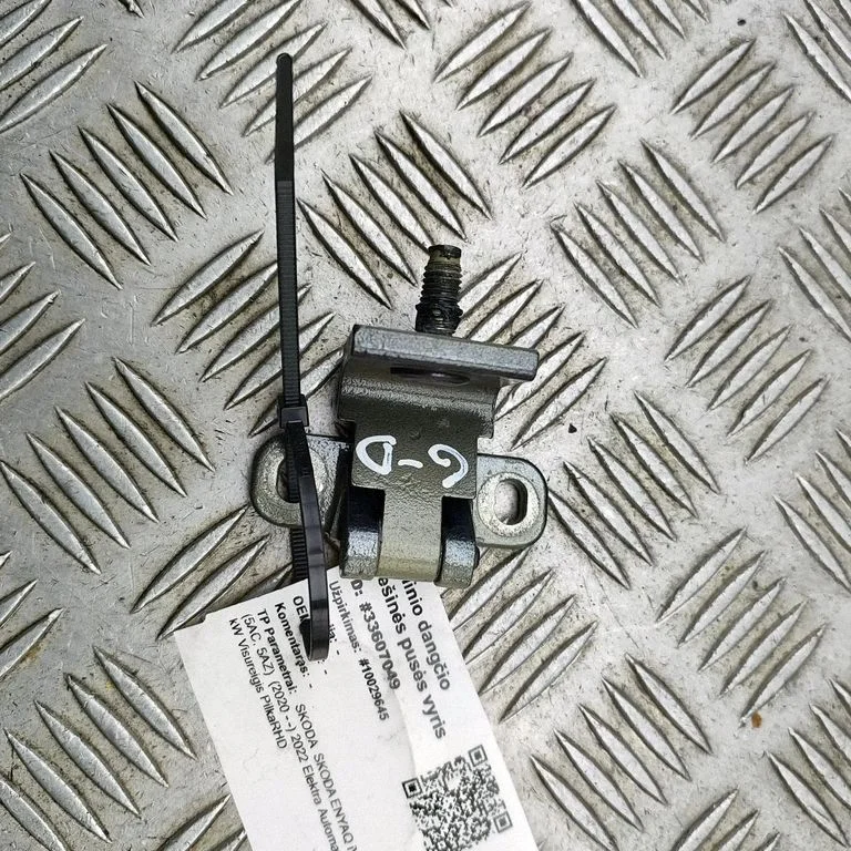 Zawiasy klapy bagażnika 5G6827301D
