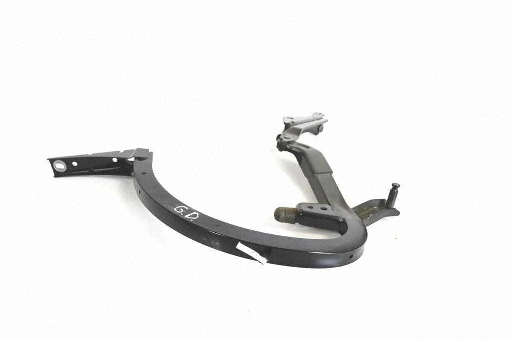 Aizmugurējā vāka eņģe (-es) 4G5827302