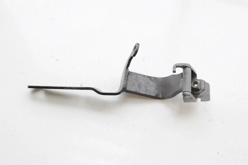 Aizmugurējā vāka eņģe (-es) 4G8827300