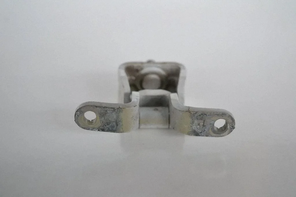 Aizmugurējā vāka eņģe (-es) 3T0827302B