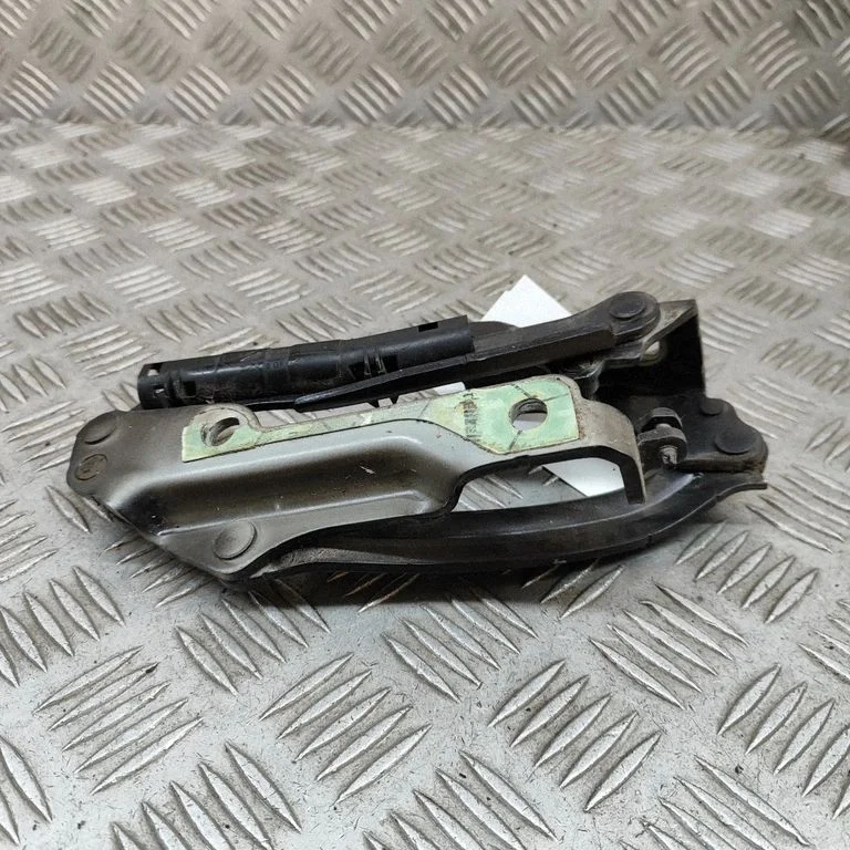 Aizmugurējā vāka eņģe (-es) 1Y0827301E