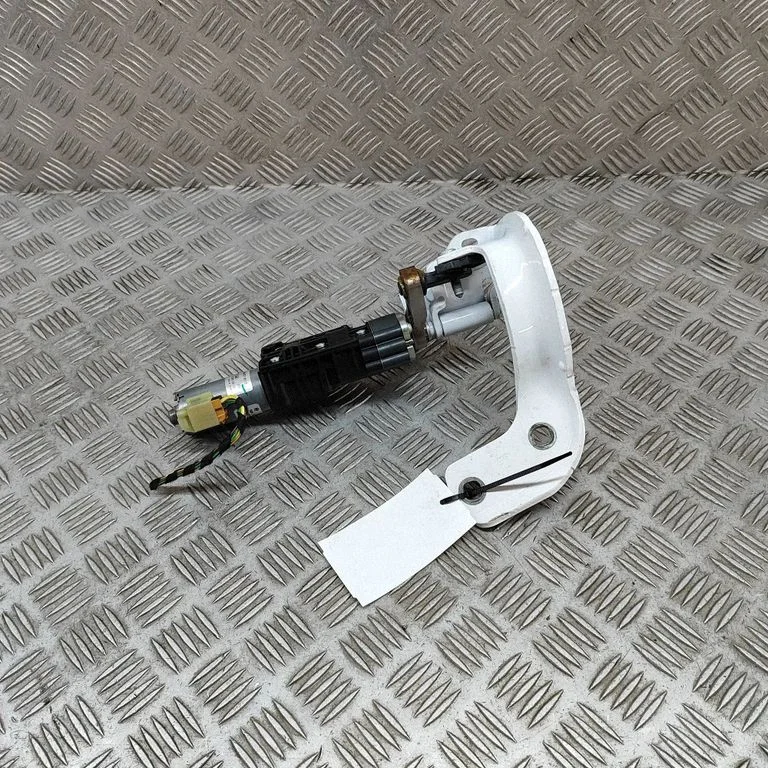 Aizmugurējā vāka eņģe (-es) 4G9827299