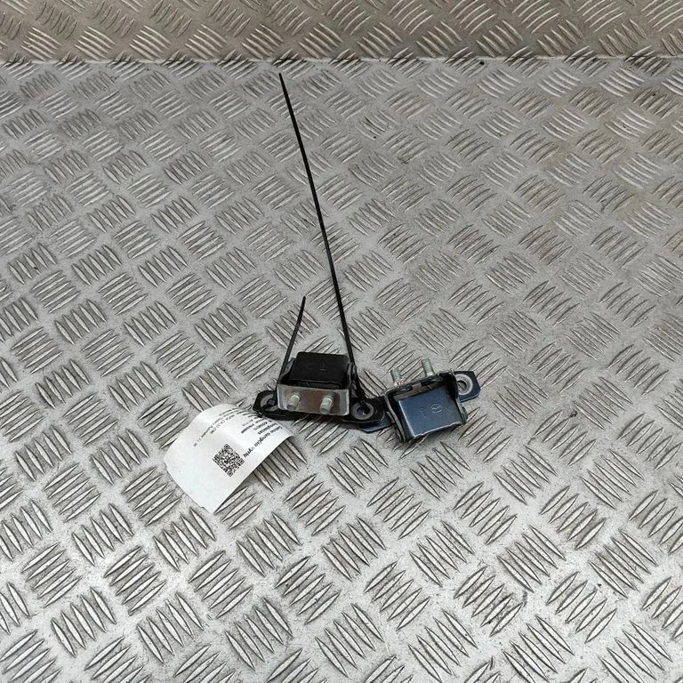 Aizmugurējā vāka eņģe (-es) TK4862210D