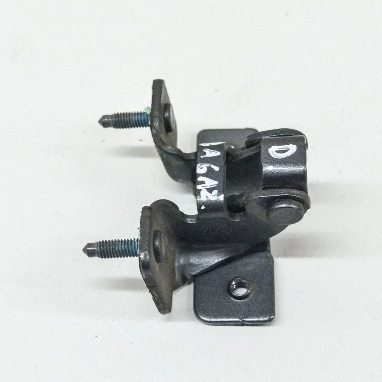 Aizmugurējā vāka eņģe (-es) A1767402900