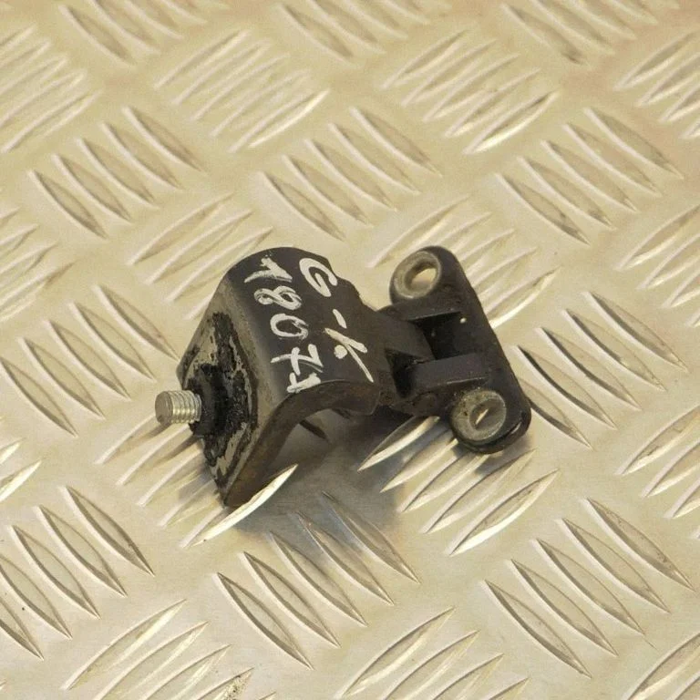 Aizmugurējā vāka eņģe (-es) 1K6827301C