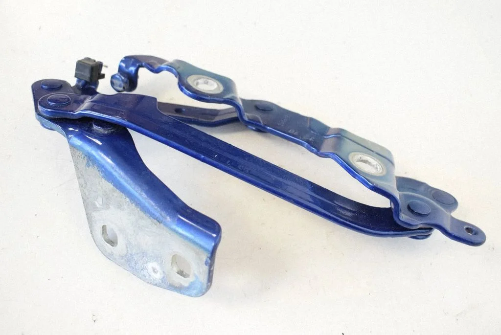 Tailgate/trunk/boot hinge 8V7827300