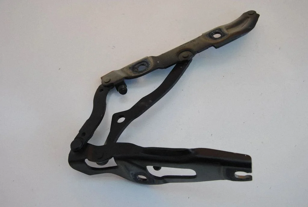 Tailgate/trunk/boot hinge – BMW 3 Series E90 E91 (2005-2012)