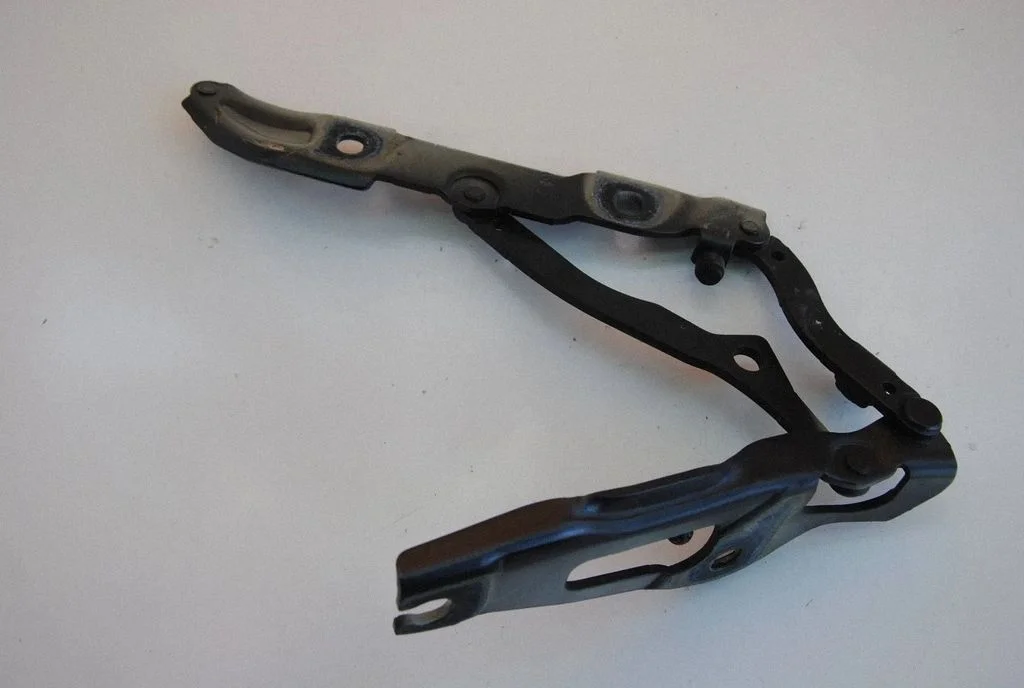 Tailgate/trunk/boot hinge – BMW 3 Series E90 E91 (2005-2012)