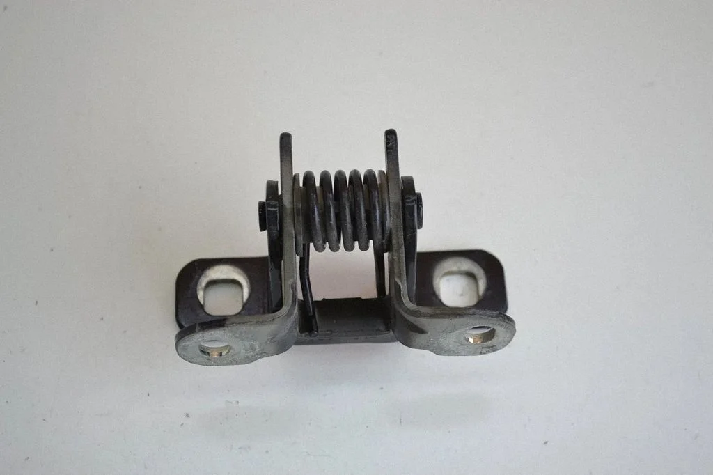 Aizmugurējā vāka eņģe (-es) – Land Rover Discovery 4 - LR4 (2010-2016)