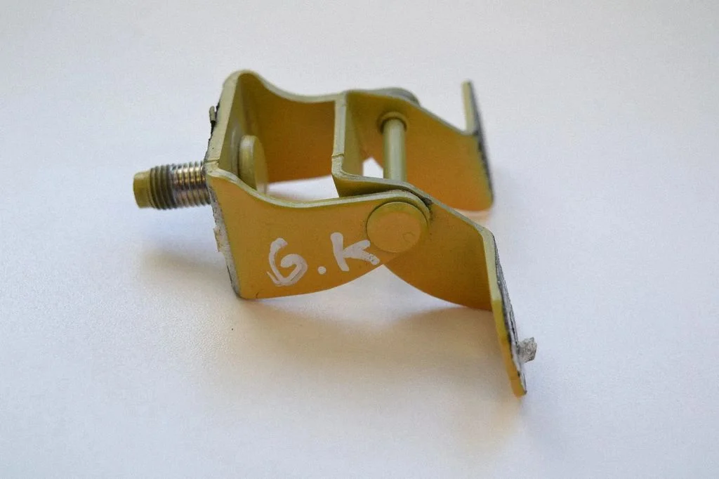 Tailgate/trunk/boot hinge – left