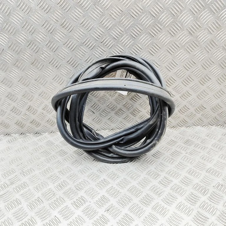 Uszczelka drzwi ładunkowych (na karoserii) 908306795R