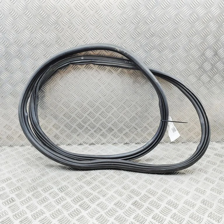 Laadimisukse tihend (kere pool) LJ8BR404A07AA