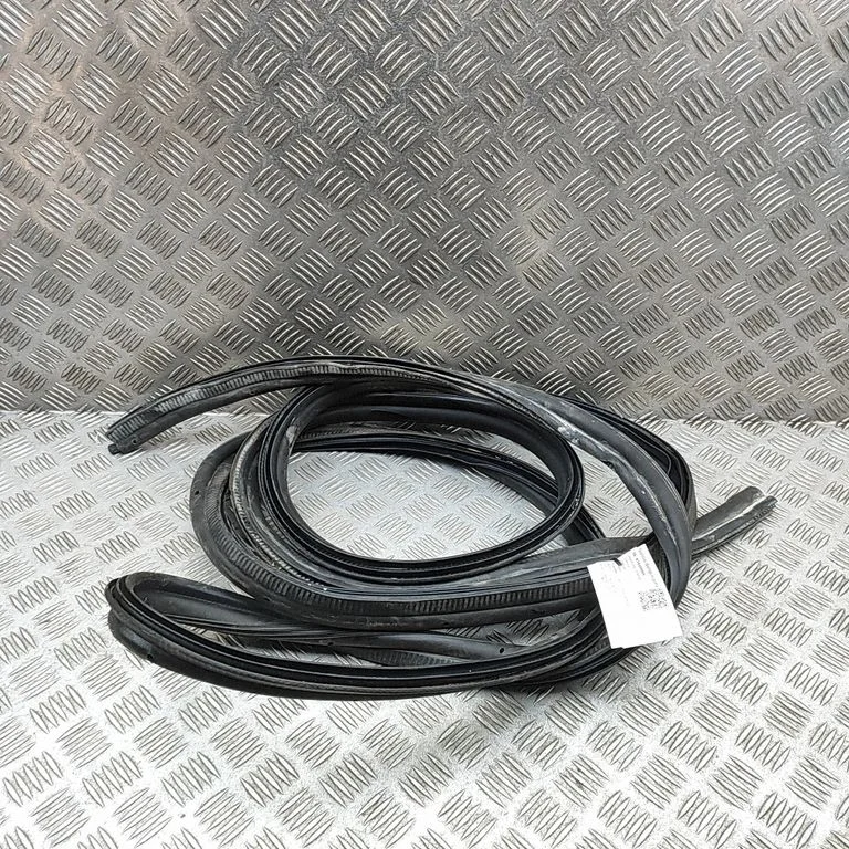 Bagāžnieka blīvgumija (uz virsbūves) 908309236R