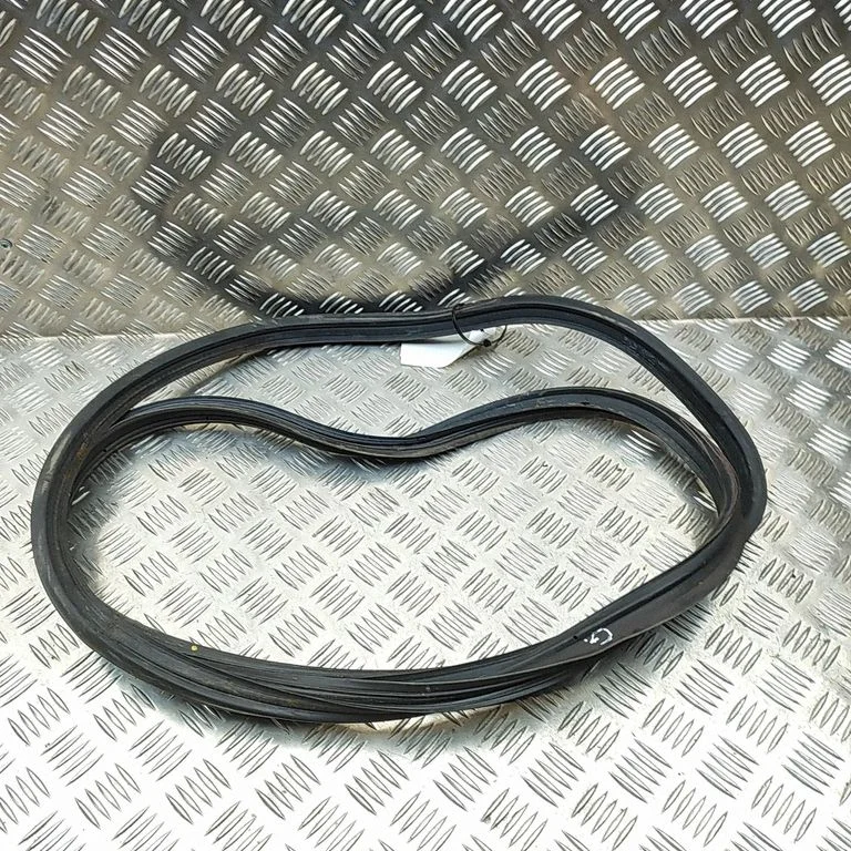 Laadimisukse tihend (kere pool) 6446124060 – Lexus RC (2014-)