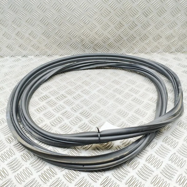 Bagāžnieka blīvgumija (uz virsbūves) 8891893777