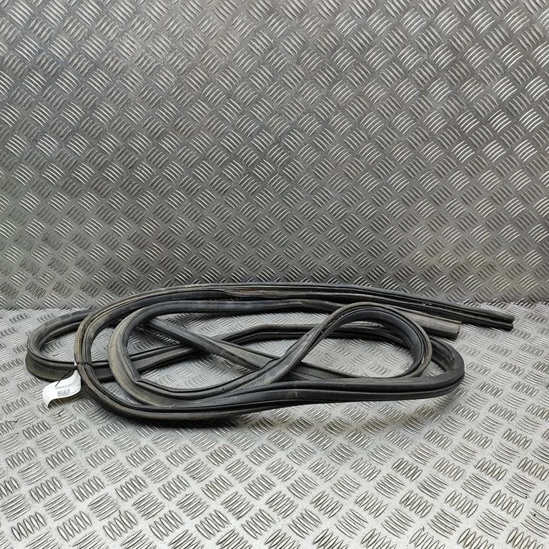 Bagāžnieka blīvgumija (uz virsbūves) 7E0837911B
