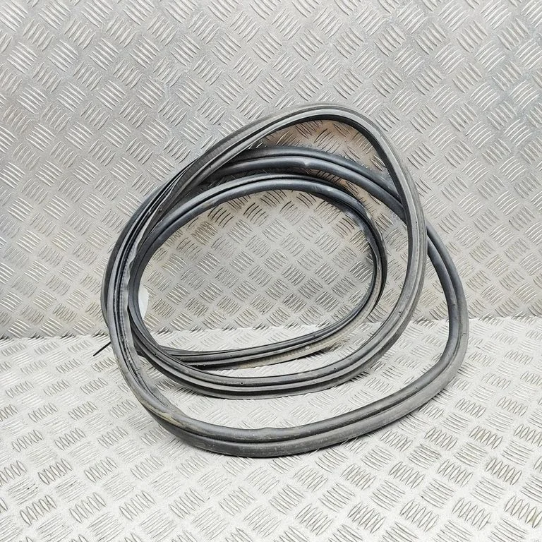 Laadimisukse tihend (kere pool) 84377019 – Cadillac Escalade IV (2014-2020)