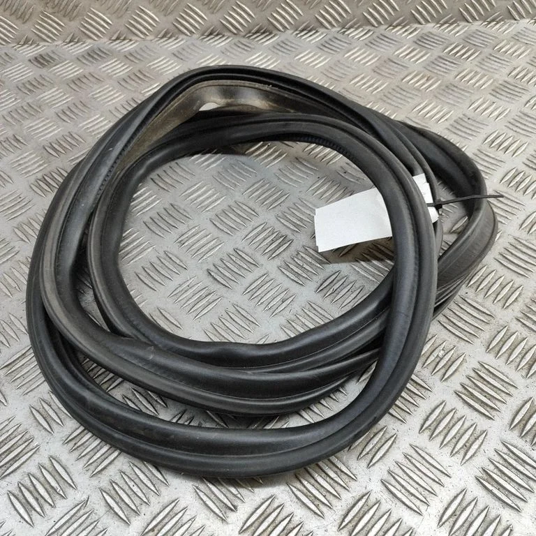 Loading door rubber seal (on body) 8V5827705E