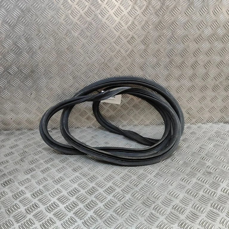 Loading door rubber seal (on body) A1677408300