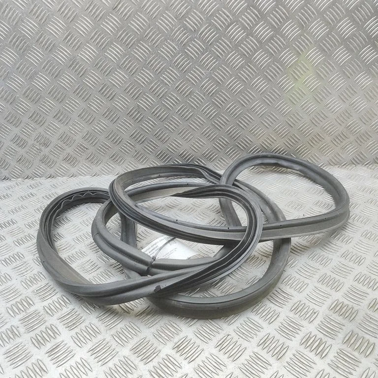 Laadimisukse tihend (kere pool) 81761GI000