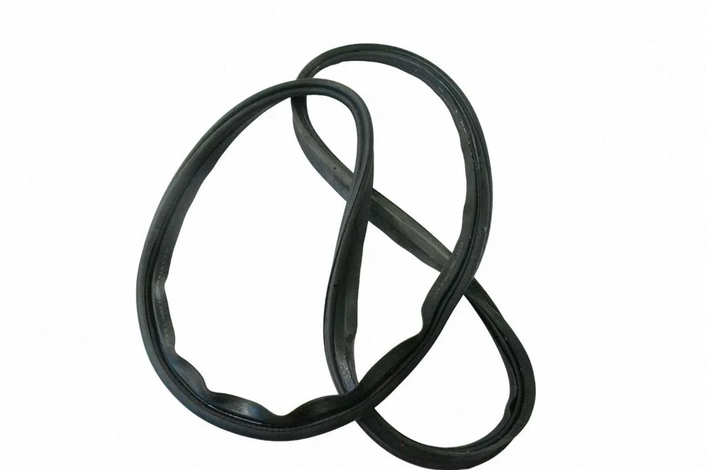 Bagāžnieka blīvgumija (uz virsbūves) YM17470080
