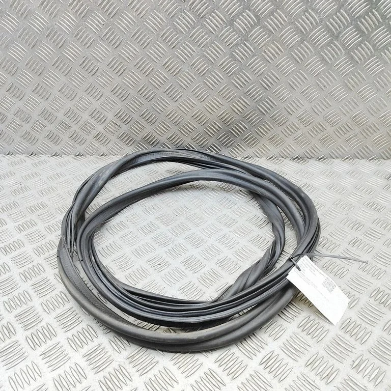 Laadimisukse tihend (kere pool) 8MA827705A