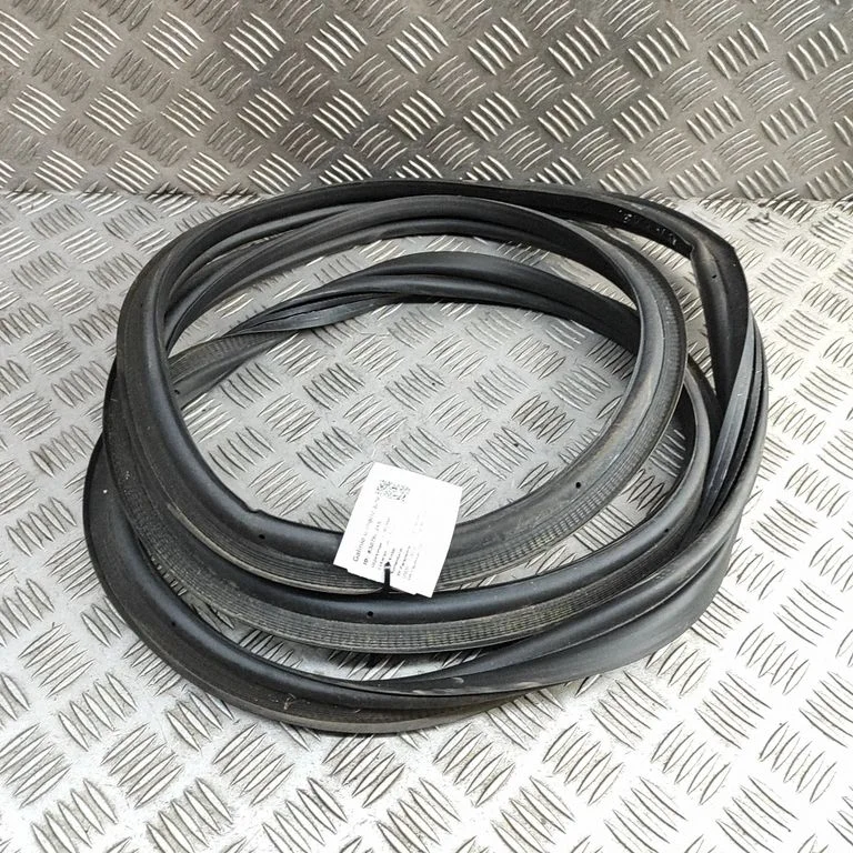 Bagāžnieka blīvgumija (uz virsbūves) 9834877680