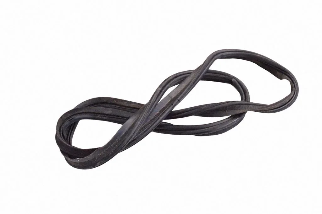Bagāžnieka blīvgumija (uz virsbūves) YM1747008001