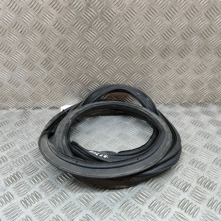 Bagāžnieka blīvgumija (uz virsbūves) 9842117080