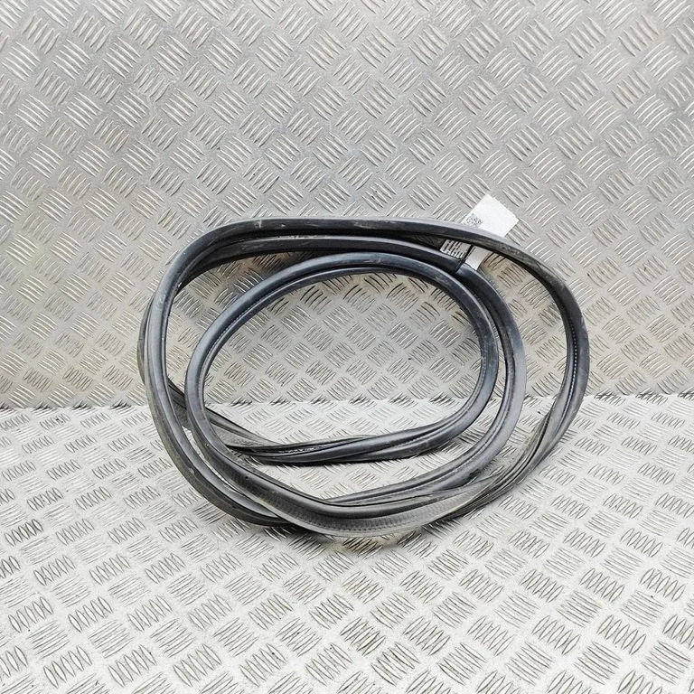 Loading door rubber seal (on body) 32140446