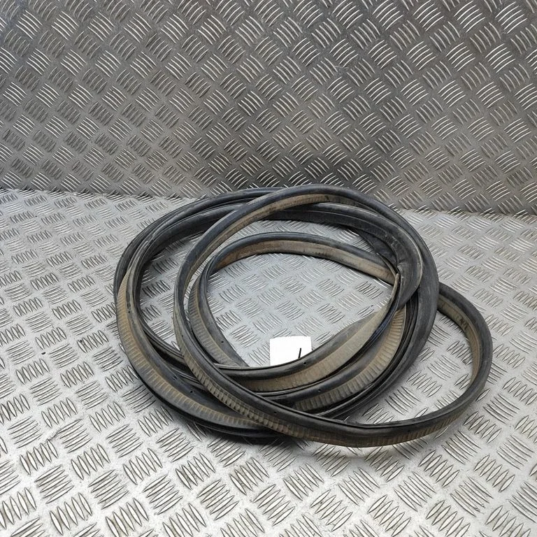 Bagāžnieka blīvgumija (uz virsbūves) A9107254200