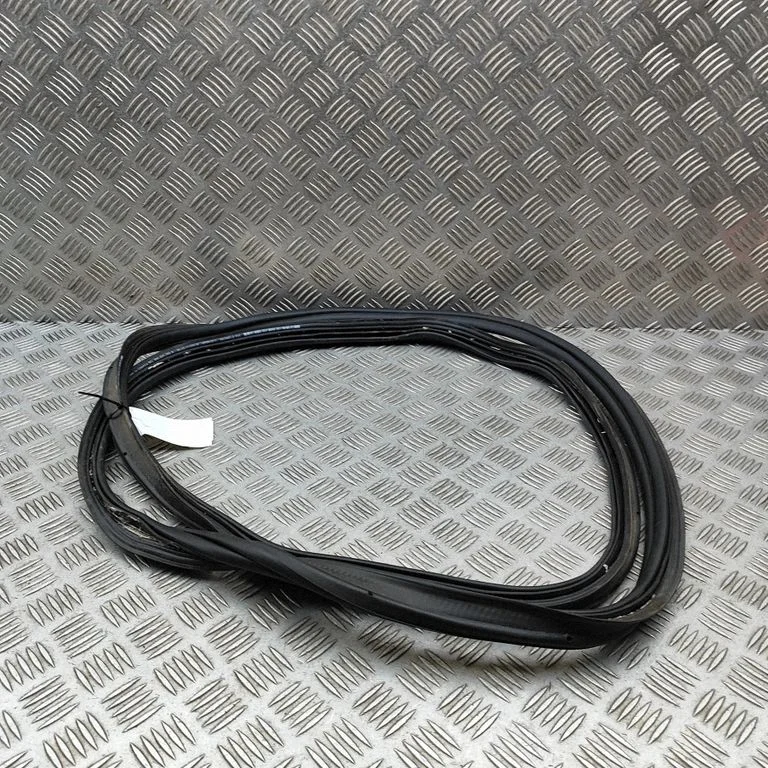Loading door rubber seal (on body) 5H6827705B