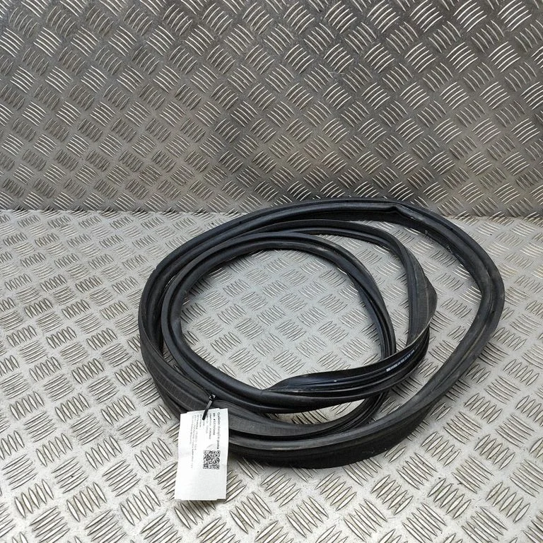 Bagāžnieka blīvgumija (uz virsbūves) 9813391980