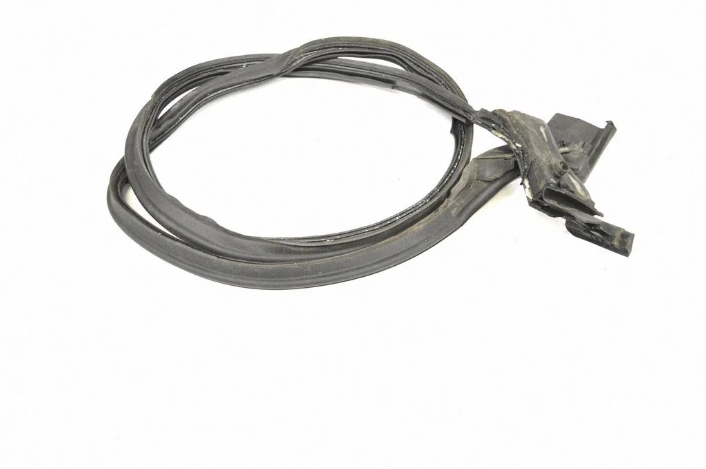 Bagāžnieka blīvgumija (uz virsbūves) A1727500098