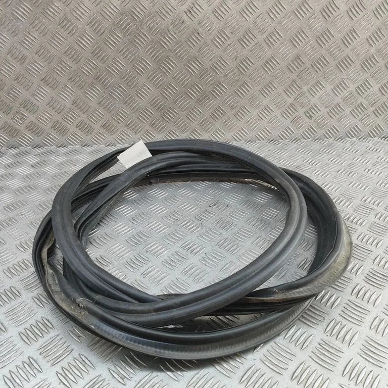 Bagāžnieka blīvgumija (uz virsbūves) 7P6827705